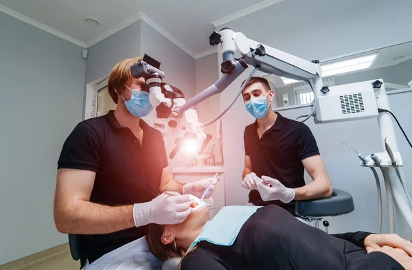 Dentiste Soignant Les Dents Une Patiente Avec Microscope Dans Clinique — Photo