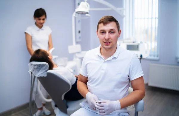 Portret Dentysty Asystent Pracuje Tle Koncepcja Opieki Ustnej — Zdjęcie stockowe