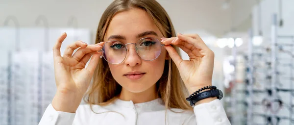 Kvinnan Glasögon Väljer Glasögon Klient Optik Selektivt Fokus Kvinna Korrigerande — Stockfoto