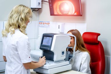 Genç bir kadın vizyonu kontrol ediyor. Göz hekimliği ofisinde tıbbi muayene. Göz sağlığı konsepti. Optometrist görsel alan testi yapıyor