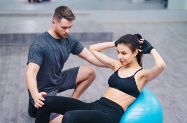 Kişisel antrenör müşterisini spor salonunda eğitiyor. Kişisel antrenörünün müşterisini spor salonunda eğitmesi..