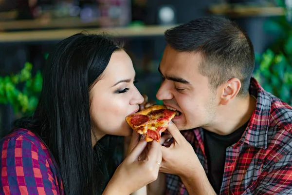 Joven Mujer Comen Pedazo Pizza Caliente Largo Dos Lados Una — Foto de Stock