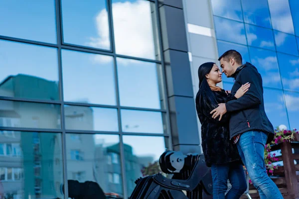 Man Woman Hugging Background Building Glass Walls Reflecting Sky Close — Stock Photo, Image