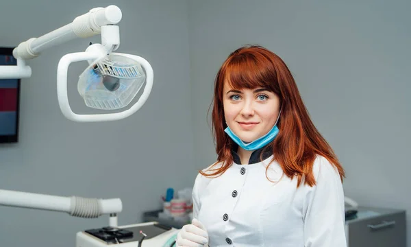現代の歯科事務所でポーズ魅力的な女性歯科医 病因の概念 — ストック写真