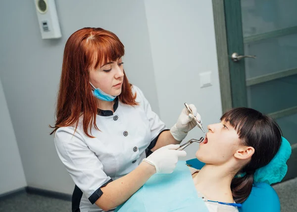 Die Zahnärztin Arbeitet Einer Modernen Klinik Für Stomatologie Stomatologisches Instrument — Stockfoto