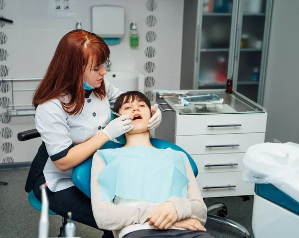 Porträt Einer Schönen Zahnärztin Mit Hellen Haaren Die Mit Einer — Stockfoto