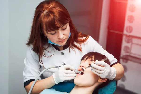 Pacjentka Siedzi Krześle Dentystycznym Klinice Stomatologicznej Pielęgnacja Zębów — Zdjęcie stockowe