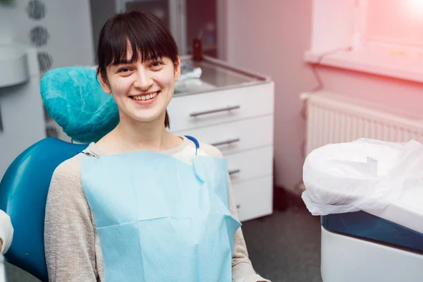 Junge Patientin Besucht Zahnarztpraxis Schöne Lächelnde Frau Mit Gesunden Geraden — Stockfoto