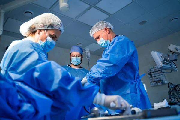 Läkarteam Hjälper Patienten Kirurg Med Sitt Team Utför Operation Patient — Stockfoto