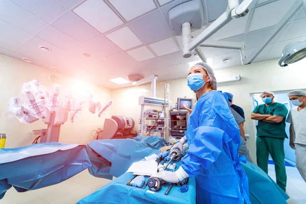 明るくモダンな手術室で手術を行う医療チーム — ストック写真