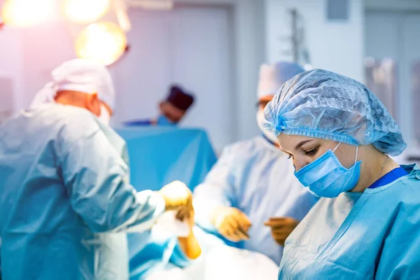 Una Squadra Chirurghi Che Operano Ospedale Attrezzature Moderne Sala Operatoria — Foto Stock