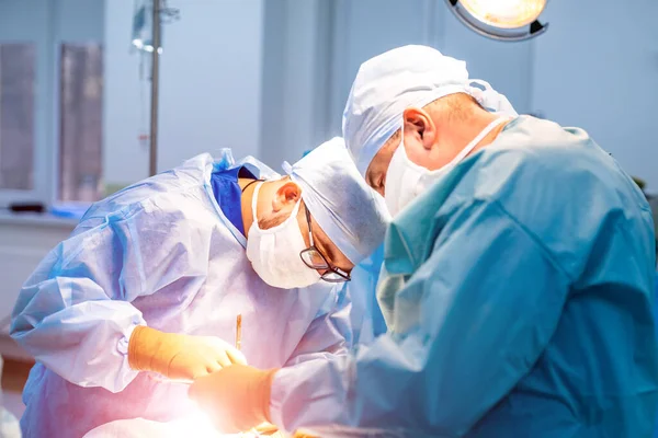 病院で働いている外科医のチーム 手術室の近代的な設備 脳神経外科用医療機器 — ストック写真