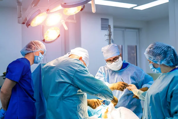Orvosi Csapat Végző Sebészeti Művelet Fényes Modern Műtőben — Stock Fotó