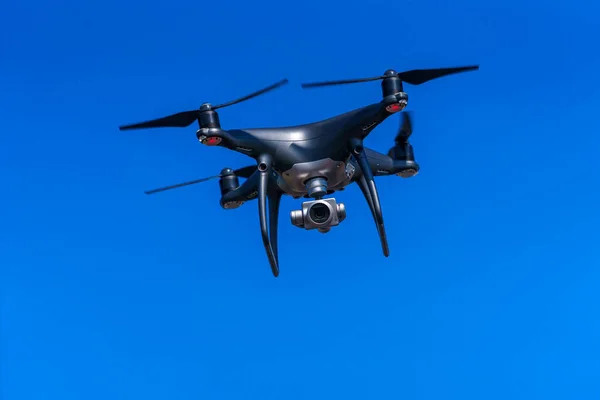 Profesyonel Kameralı Bir Kuadrokopter Mavi Gökyüzünde Uçuyor Dron — Stok fotoğraf