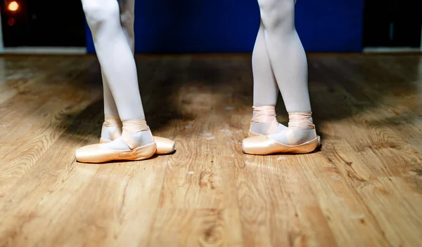 Pernas Bailarinas Jovens Ensaio Aula Ballet Vestida Com Meia Calça — Fotografia de Stock