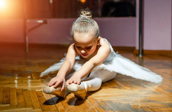 Attraktiv Ung Ballerina Bär Vita Tutu Sträcker Sig Till Hennes — Stockfoto