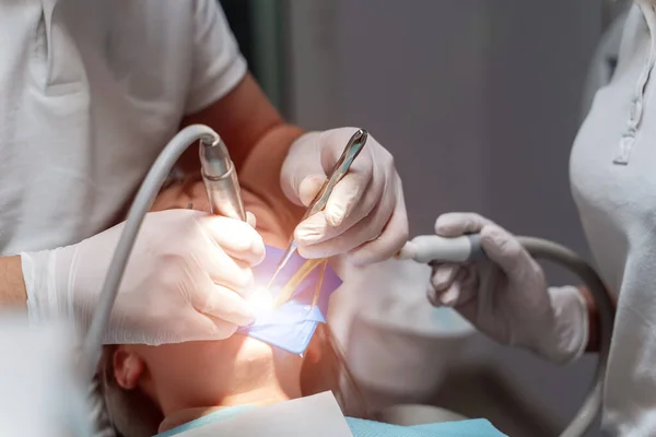 Стоматолог Буріння Зуба Молодого Пацієнта Справжні Люди Вибірковий Фокус Крупним — стокове фото