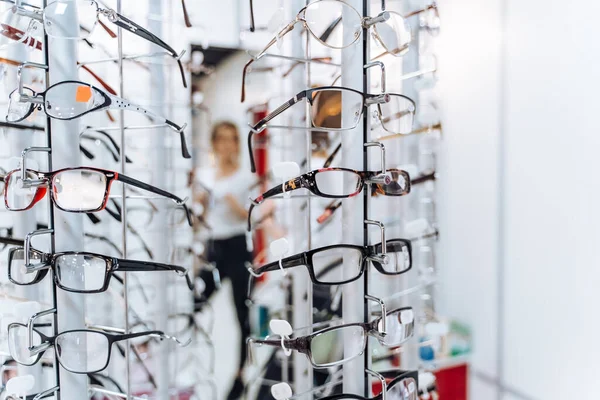 Gafas Los Estantes Exhibición Tienda Soporte Con Gafas Tienda Óptica — Foto de Stock