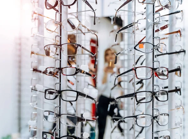 眼鏡の販売台 販売のためのメガネの表示 閉鎖だ 光学系の店に眼鏡をかけて立つ — ストック写真