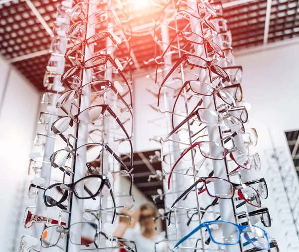 Tienda Anteojos Soporte Con Gafas Tienda Óptica Vista Desde Abajo — Foto de Stock