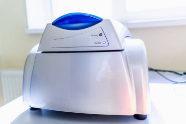 santrifüj kan ve idrar testi closeup için modern robotical makine