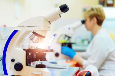 Hematoloji laboratuvarı. Zatürree teşhisi. COVID-19 ve koronavirüs teşhisi. Pandemia. Kanlı ilaç damlası..