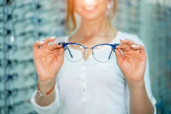 Glasrader Optiker Glasögonaffären Stå Med Glasögon Optikförrådet Kvinnan Väljer Glasögon — Stockfoto