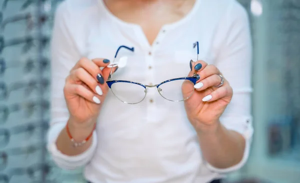 Stå Med Glasögon Optikförrådet Kvinnlig Hand Väljer Glasögon — Stockfoto