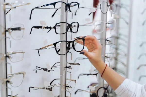 Tienda Anteojos Soporte Con Gafas Tienda Óptica Mujer Mano Elige — Foto de Stock