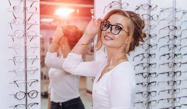 Belle Jeune Femme Choisissant Une Nouvelle Paire Lunettes Dans Magasin — Photo