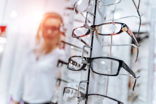 Soporte Con Gafas Tienda Óptica Mujer Elige Gafas — Foto de Stock