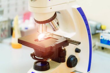 Laboratuvar mikroskobu. Bilimsel ve tıbbi araştırmalar. Laboratuvar mikroskobu. Bilimsel ve tıbbi araştırmalar.