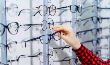 Optisyen dükkanından yeni gözlük seçen bir kadın. Optik. Oftalmoloji.