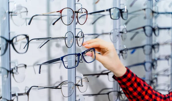 Mulher Escolhendo Novo Par Óculos Loja Óptica Óptica Oftalmologia — Fotografia de Stock