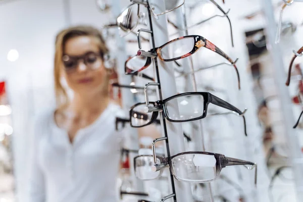 Modern Şekilli Renkli Gözlüklü Jantlar Gözlük Dükkanı Optik Mağazasında Gözlüklü — Stok fotoğraf
