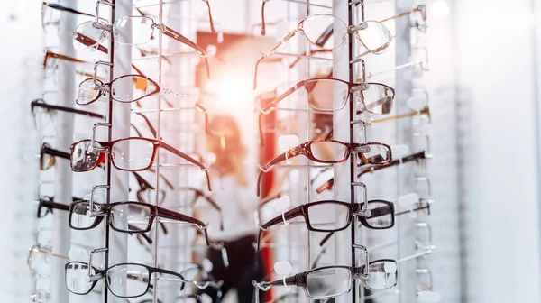 Scegliere Gli Occhiali Cliente Ottica Concentrazione Selettiva Donna Con Gli — Foto Stock