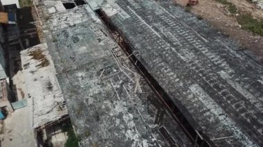 Eski bir fabrikanın kalıntıları. Yıkım için eski endüstriyel bina. Hava görünümü