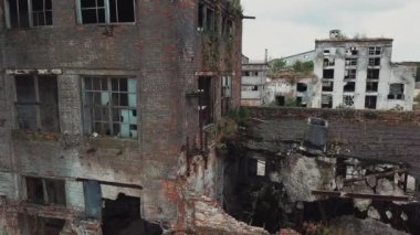 Eski bir fabrikanın kalıntıları. Yıkım için eski endüstriyel bina. Hava görünümü