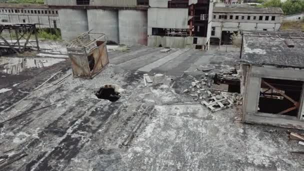 古い工場の遺跡 解体のための古い工業用建物 空中風景 — ストック動画