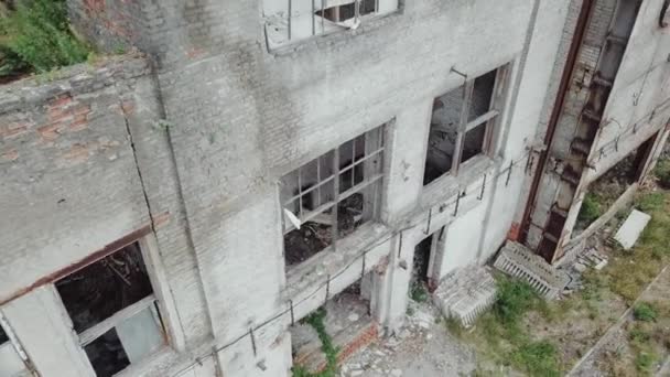 Vista Aérea Una Fábrica Destruida Durante Guerra Edificio Industrial Abandonado — Vídeo de stock