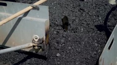 Karıştırıcılı profesyonel ekipman otoyoldaki stoklama asfaltı için moloz, katran, kum ve ziftle harmanlanıyor. Yol çalışmaları için asfalt beton temizleme teknolojisi üretiliyor