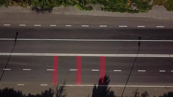 Αυτοκίνητα Περνούν Στο Δρόμο Κόκκινες Σημάνσεις Και Διάβαση Πεζών Αεροφωτογραφία — Αρχείο Βίντεο