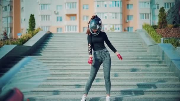 Bonita Mujer Jeans Grises Con Casco Cabeza Posando Sobre Fondo — Vídeo de stock