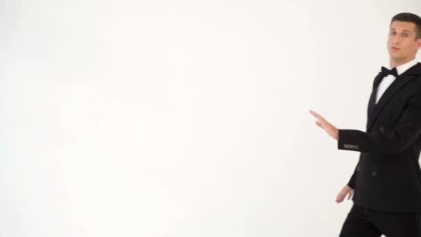 Шоумен Стильному Чорному Костюмі Пов Язкою Позує Виходить Поля Зору — стокове відео