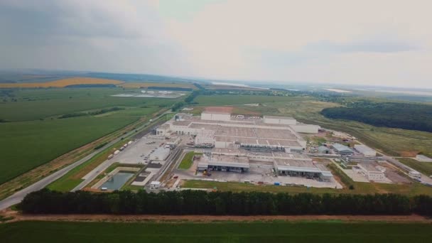 territoire de l'usine de travail du bois d'en haut sur le fond de la campagne. Vue aérienne 