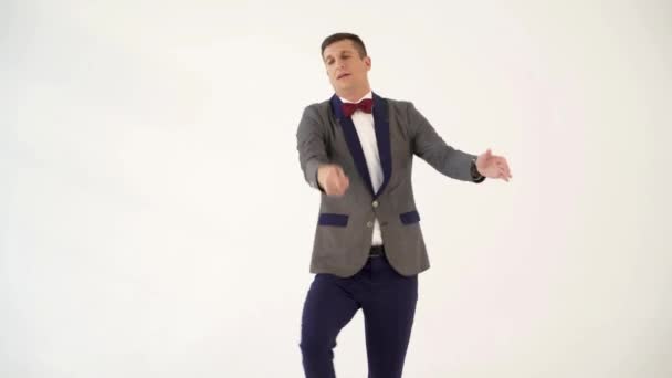 Humorysta Szarym Garniturze Czerwoną Muszką Tańczy Podobieństwo Tancerki Wstążką Dłoni — Wideo stockowe