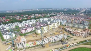Yapı malzemeleri ve ekipmanları modern yüksek binaların inşaatı alanında yer almaktadır. Hava görünümü