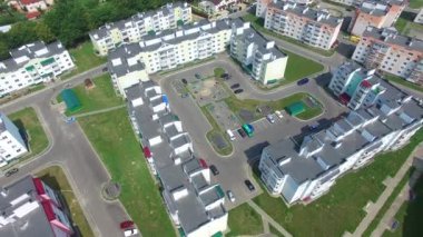Havadan bakıldığında altyapısı olan modern binalar. Yüksek binaları olan bir semt yeşil çimenlik bir arka planda.