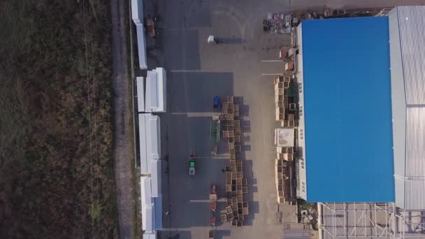 Yükleyici Elmalı Paletleri Fabrikaya Taşımak Için Depoya Götürüyorlar Hava Görünümü — Stok video