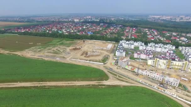 la construction d'un quartier moderne avec des immeubles de grande hauteur pour les personnes. Mouvement de la caméra. Paysage de la ville en vue aérienne 